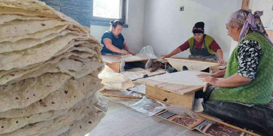 Kadınlar imece usulü yöntemi sürdürüyor! Tandırı olmayana da unu olmayana da yer var: El birliğiyle tüm hanelere giriyor 1